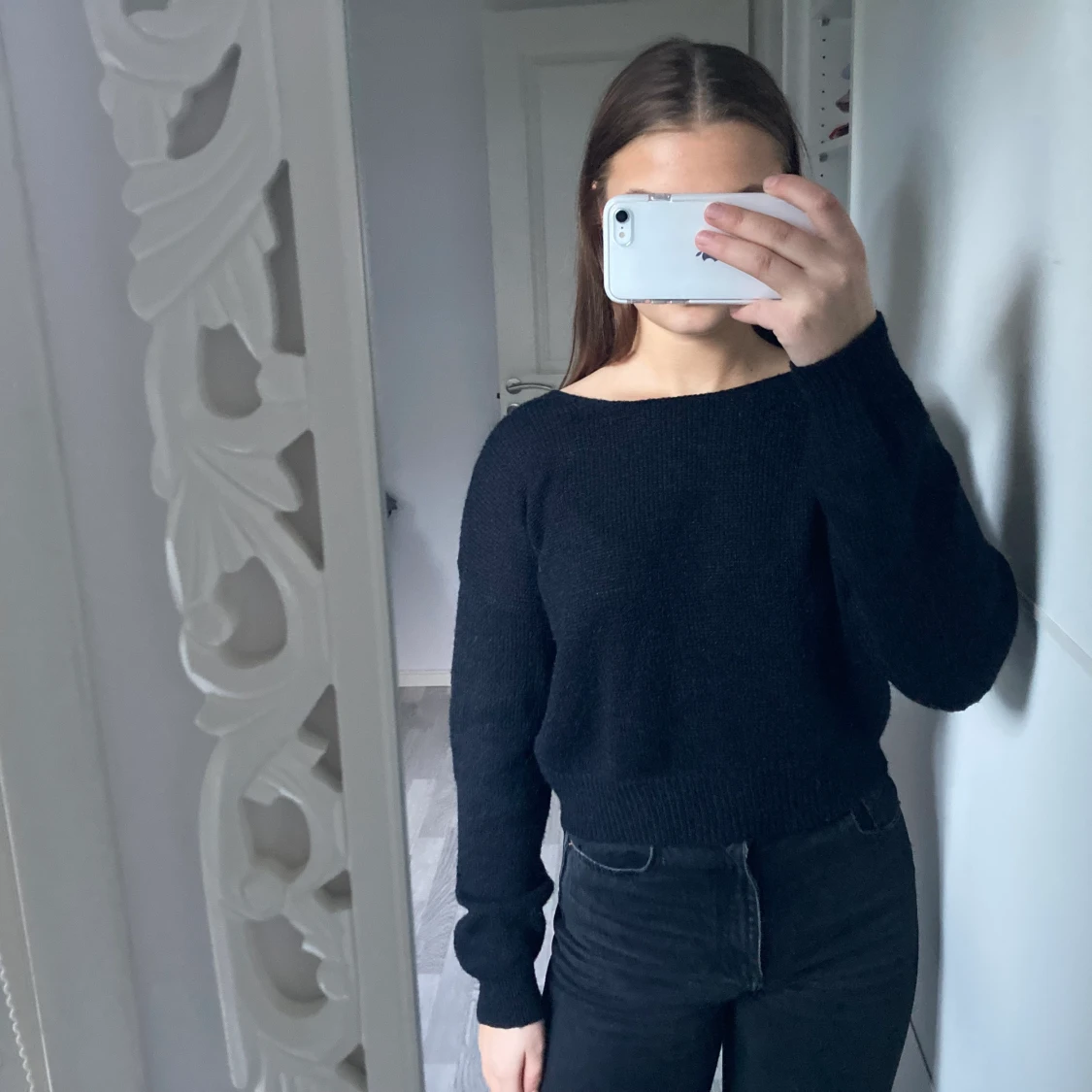 Svart stickad tröja med djup rygg 