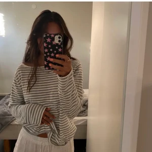 Stickad tröja Åhléns  - fin stickad tröja från Åhléns vit och grå randig, så fin och skön!