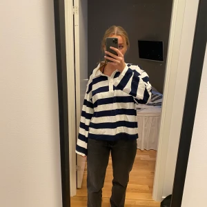Randig tröja - Blåvit randig tröja från H&M. I storlek M. Nypris 199kr, säljer för 99kr+frakt! 💘💘