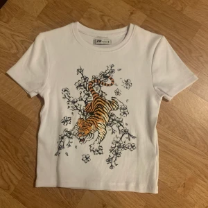 Vit magtröja - En vit magtröja need tryck på framsidan. Har knappt blivit använd. 