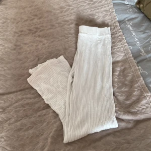 Ribbade byxor  - Vita ribbade vida byxor 