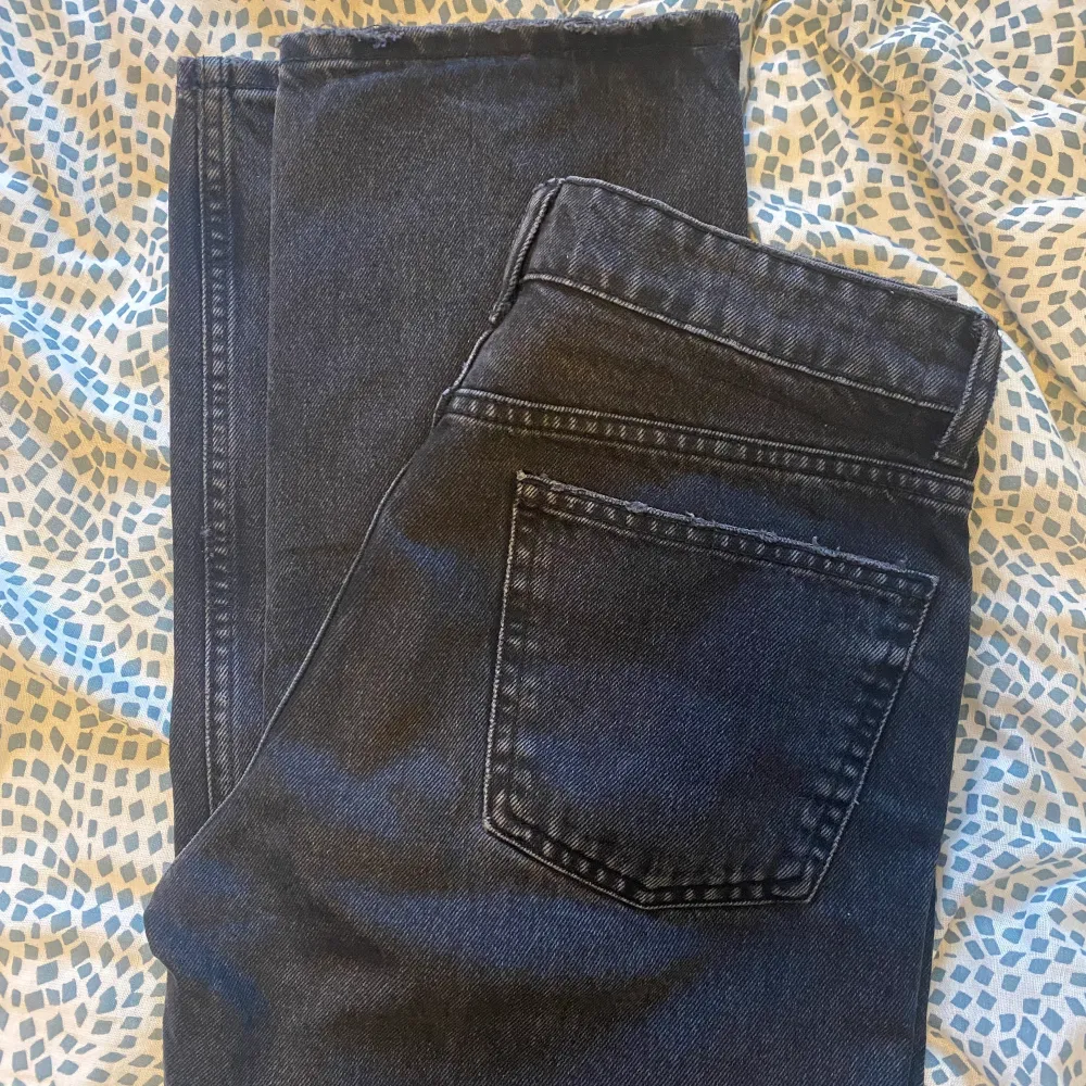 Säljer mina hyfsat nya jeans från Zara då de inte kommer till användning. Använda några få gånger så inga tecken på slitage! Mellanhöga i midjan och ganska långa (Första bilden lånad). Jeans & Byxor.