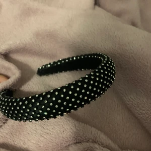 Diadem - Säljer detta söta diadem med små stenar på!❤️‍🔥