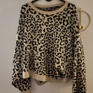 Tröja Leopard  - Fint skick