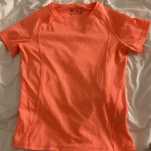 Träning  - Säljer en söt neonrosa träningströja i storlek xs. 