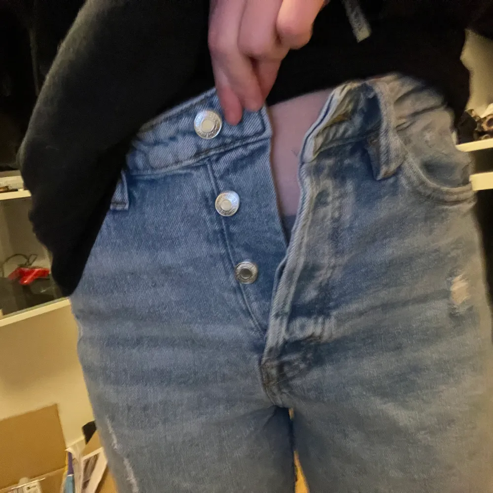 Jeans med hål i från H&M köpte förra året. Det är knappar och inte en dragkedja:) mom jeans smalare i midjan. fint skick skriv vid frågor och intresse💗. Jeans & Byxor.