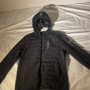 Svart Sail racing Jacka - Mycket fin sailracing jacka i strl S, säljer eftersom den blivit för liten. Använd ett par gånger.  (Pris kan diskuteras)