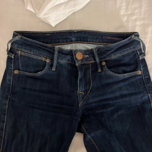 True religion jeans  - Säljer mina snygga true religion jeans då dom tyvärr inte kommer till användning, Bootcut, storlek 24. sitter bra på mig som vanligtvis har 34 i jeans. Skriv för fler bilder, frakt tillkommer.  
