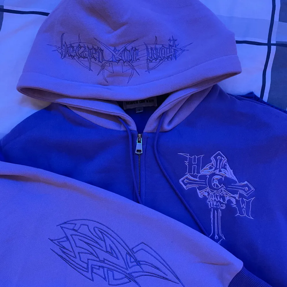 HEAVEN CAN WAIT hoodie Helt nya Size:s i ljuslila färg bekväm å go. Neuletakit & Villapaidat.