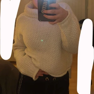 Vit tjock stickad polo  - Köpt New yorker och använder inte därför säljer ❤️ 