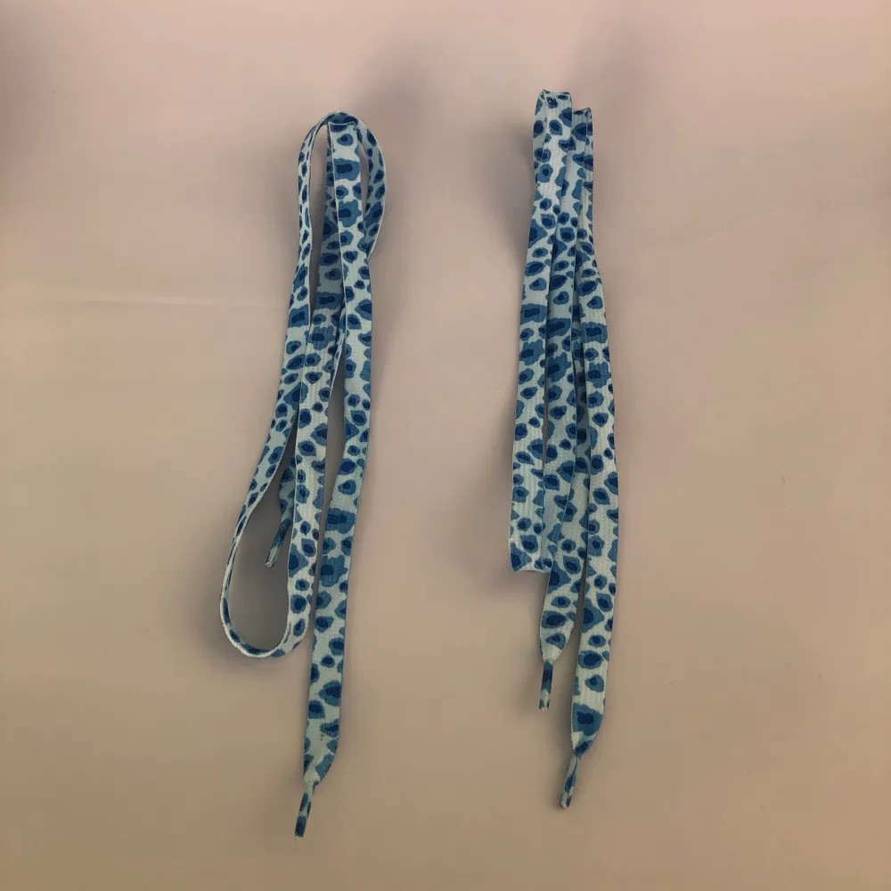 Unika skosnören med leopardmönster i blått. Helt oanvända och nya. Frakt på 15kr tillkommer. Kontakta gärna om du har frågor eller funderingar 💙. Skor.