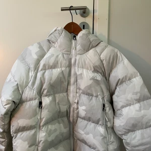 The North Face jacka i kamouflage.  - En fin nästan oanvänd The North face jacka  i vit, ljusgrå och mörkgrå kamouflage färg. 💗