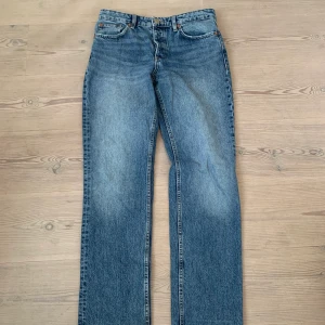 Jeans från Zara  - Populära low rise straight jeans från Zara storlek 38, använda ett fåtal gånger så i fint skick⭐️
