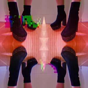 Glitter Boots - Public Desire - Mina absoluta favoritboots! Aldrig använda, köpte de till klubben men sen fick jag akutoperera bort en tumör i foten, så fick aldrig chansen att inviga de 🥲 Hoppas de kan få ett nytt hem nu!   Storleken är 38, dragkedja på baksidan. Skriv för fler bilder!