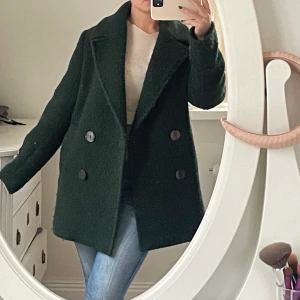 Vinterkappa - Säljer denna jättefina vinterkappa från Massimo dutti! Knappt använd och super fräsch! 