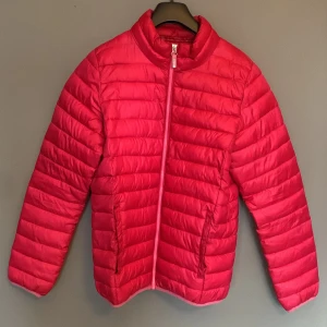 Rosa jacka  - Helt rosa jacka köpte i fel färg och de går inte och lämna tillbaka men den är använd ❤️