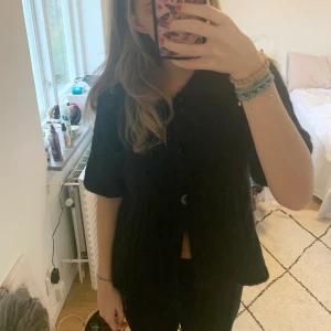 Söt kortärmad kofta - Säljer den stickade koftan som är kortärmad och så fin nu på hösten!