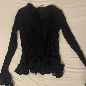 Svart blus - Svart blus (tunt material) från Gina Tricot