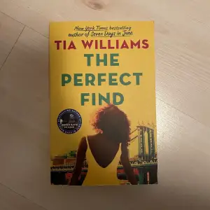 The Perfect Find av Tia Williams. På engelska. Av samma författare som seven days in june. Mycket bra skick, oläst, inte bruten rygg!