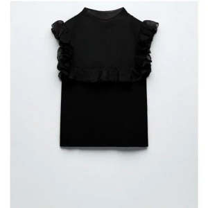 Zara topp  - Lägger upp igen pga oseriösa köpare! Säljer denna skiiiiit snygga toppen från Zara och dessutom slutsåld. Fint skick och endast använd 2-3 gånger. Toppen har lite mer ”genomskinligt” tyg på bröstet. (Lånad bild men skriv privat för närmare bilder.)