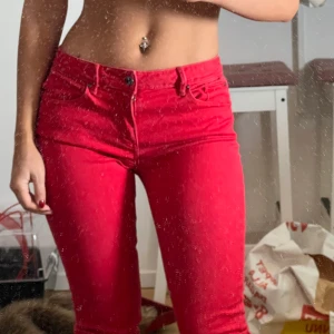 röda jeans  - tighta röda jeans mid waist!!