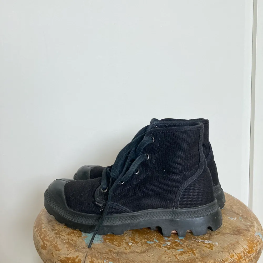 Svarta höga sneakers från Palladium i storlek 38, knappt använda därav väldigt fint skick! OBS! köparen står för frakten 🫶🏼. Skor.
