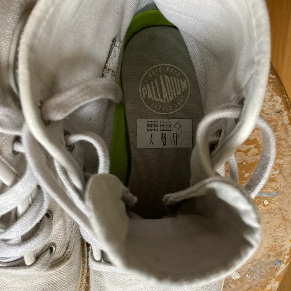 Ljusgråa höga sneakers från Palladium i storlek 38! Sällan använda, men något smutsiga OBS! Köparen står för frakten 💖. Skor.