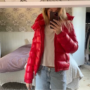 Moncler maya❤️ - Hej! Säljer nu min röda monclerjacka i modellen maya (ÄKTA!!), eftersom jag inte får användning för den!❤️Den är i storlek 14YRS & utan defekter, fler bilder kan skickas!❤️För preferens är jag 173cm & bär S/M! Buda  från 4000, köp direkt för 4900+frakt!❤️