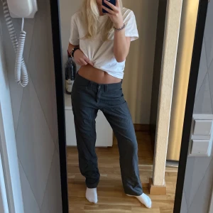 Kostymbyxor - Säljer dessa gråa lågmidjade kostym byxor som passar perfekt nu till hösten😍