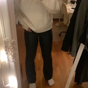 Skinnbyxor  - Säljer dessa svarta skinnbyxorna med bootcut från Gina tricot. Byxorna är i storlek S men eftersom det är stretiga så de passar 34-40 beroende hur man vill de ska sitta. Köparen står för frakten☺️skriv ifall du har några funderingar.💕