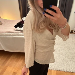 Topp  - Superfin topp från zara i nyskick. Passar xs-s 💗