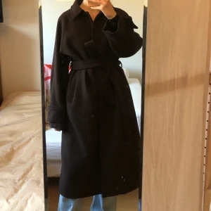 Brun vinter/höst kappa monki - Brun superfin kappa från monki i en något längre modell. Använd endast ett fåtal gånger. 