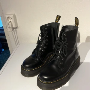 Dr Martens platform  - Knappt använda dr martens platform skor! I jätte fint skick ❤️ nypris ca 2400 kr säljer för 1000 kr