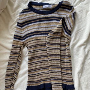 Glittrig långärmad topp - Passar S/M Möts i Stockholmsområdet, vill du ha din vara skickad får du stå för frakten själv!