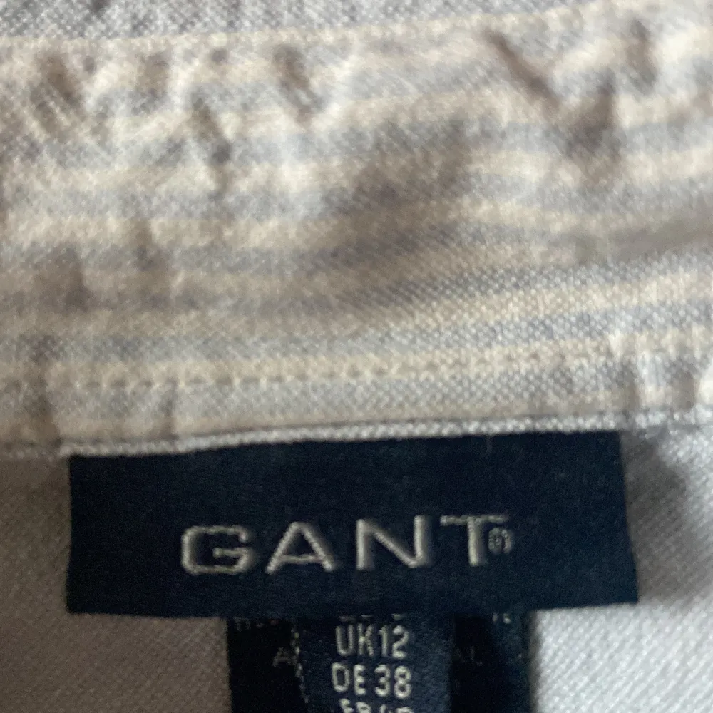 Ljusblå Gant skjorta i nyskick storlek 38. . Skjortor.