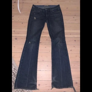 jeans - säljer dessa fina bootcut jeans då de inte kommer till användning längre. bra skick förutom viss slitning vid byxbenen. köpta second hand. skriv privat för fler bilder, mått osv