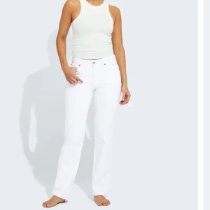 Vita lågmidjade byxor  - Säljer dessa vita byxor från bikbok i storlek 26/32. Aldrig andvända så prislapp kvar. Dom är lågmidjade och tyvärr för små för mig därför jag säljer dom. Skriv privat för egna bilder. Nypris ligger på 600kr