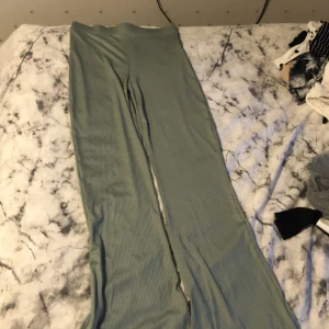Bootcut leggings  - Gröna ribbade bootcut leggings köpta från lager 157.  (Samma som de svarta längre ner i flödet)  Använde en gång. Fint skick. Frågor?  Skriv i DM  Köparen står för frakten. 