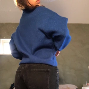 Blå glitter stickad - Så fin passar s till l beroende på föredragen passform, pris 49 kr + frakt