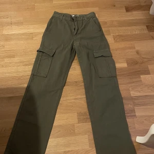 Cargopants - Säljer dessa jättesnygga cargopants då jag har köpt nya likadana då dessa va för små! Använt max 5 ggr🫶🏻