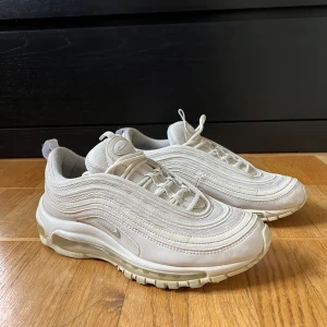 Nike Air Max 97 - Dam. Stl 39, men mer som 37.5/38 enligt mig. 