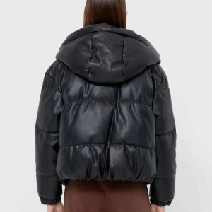 Puffjacka  - Säljer denna jättefina jacka från zalando som jag köpte för ca 1 år sedan. Den är jättefin och nyskick men har köpt en annan jacka nu därav att jag säljer denna❤️ kan skriva märket på jackan privat! (Utan luva) Köpte för ca 800kr + frakten.