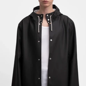 Stutterheim Stockholm  - Säljer denna jacka från Stutterheim då jag inte får användning för den. Det är i modell Stockholm i svart och är använd väldigt få gånger så är i fint skick! Nypris är 2500kr. Om fler är intresserade blir det budgivning.  