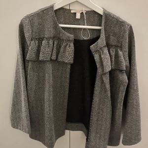 Trekvartsärmad kofta  - Säljer denna koftan med trekvartsärmar😍 köpt på sellpy den är verkligen i så bra skick , och är så snygg ❤️