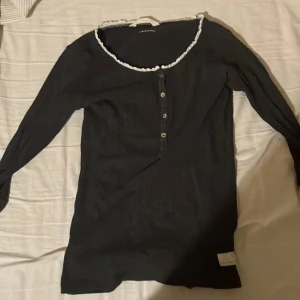 jätte söt Odd molly tröja  - Långärmad odd molly tröja köpt på sellpy, lite Bella swan stil på den också ’ !Perfekt inför vintern, säljer då den inte är min stil 💓