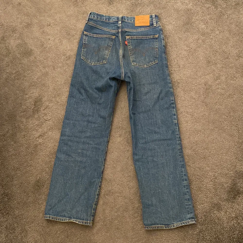 Ett par riktigt fina Levis jeans. Sparsamt användna, mycket fint skick. Inga fläckar eller hål. Storlek W27 L27. . Jeans & Byxor.