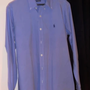 Säljer lite oanvända kläder - 1 Ralph Lauren stjorta i strl M helt ny med tags, köpt för 1500kr sälja för 700kr 2 NN07 zip tröja i strl L lite använd men inte mycket alls, köpt för 1899kr säljs för 800kr 3Riley overshirt i strl M köptes för 800kr säljs för 300kr Allt för 1500kr