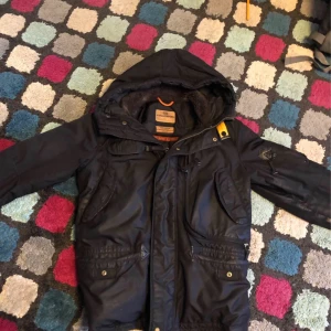 Para jumper vinter jacka - Den har ett hål inne i högra fickan annars har den inga andra problem har havt den i 1 år å vill bli av med den nu.