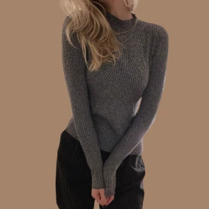 grå polotröja - mysig grå polotröja från H&M, flera år gammal men sparsamt använd och i bra skick. storlek S och materialet är stretchigt. värmer skönt och passar som underställ/att köra lager på lager med under vintern. sååå mjuk!