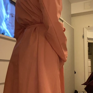 Regnjacka  - Rosa regnjacka från märket Rains använd en gång. Nypris 500 säljer för 250kr. Storlek M/L